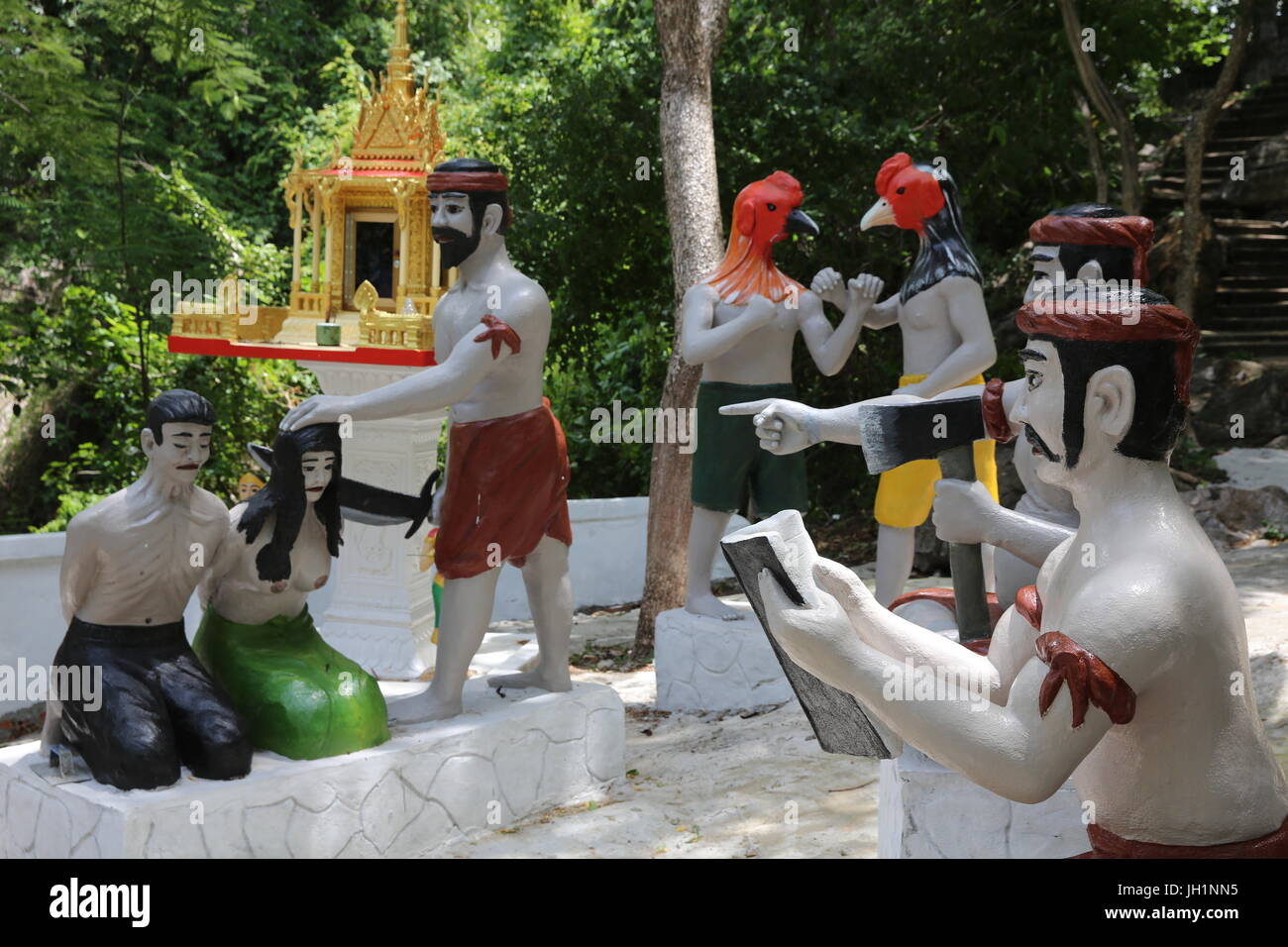 Au Wat Kereoum statues, une partie de l'ensemble du temple Wat Sampheou près de Battambang. Le Cambodge. Banque D'Images