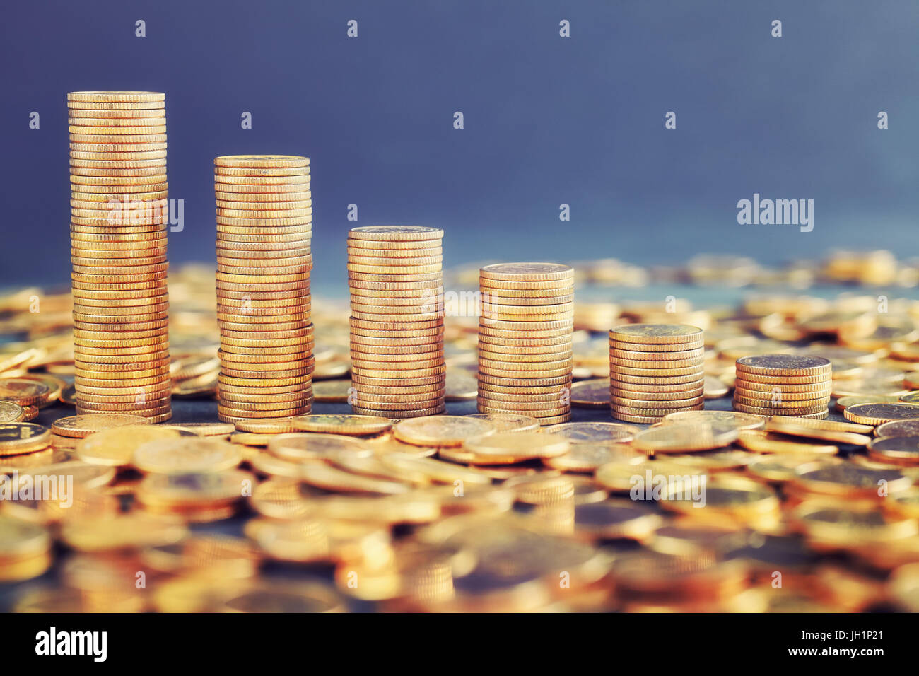 Des piles de pièces d'or disposés comme un graphique, harmonisation des couleurs appliquées. Banque D'Images