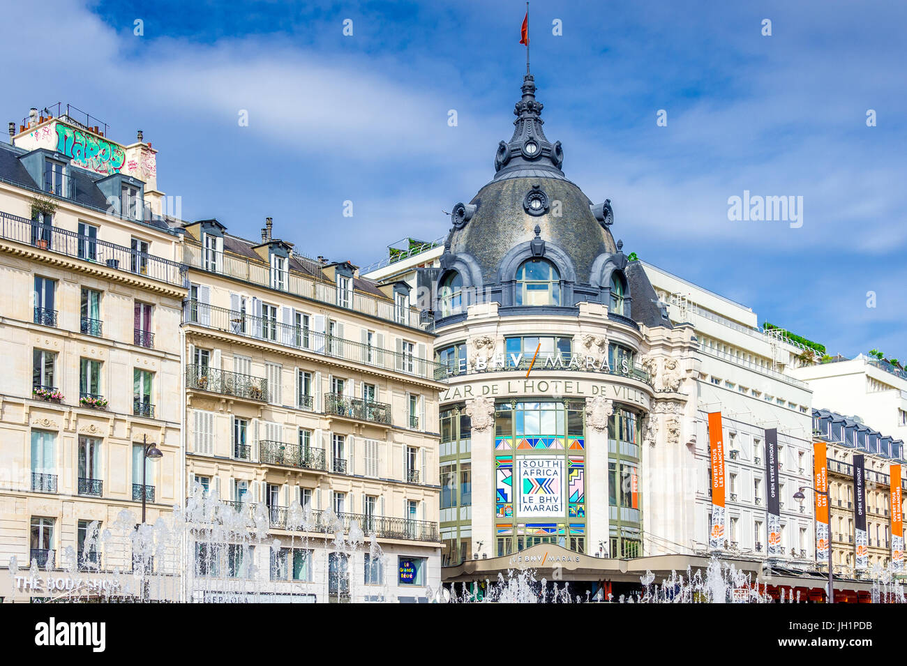 Le centre commercial BHV Marais sur la célèbre rue de Rivoli à l'Hôtel de ville, Paris, France Banque D'Images
