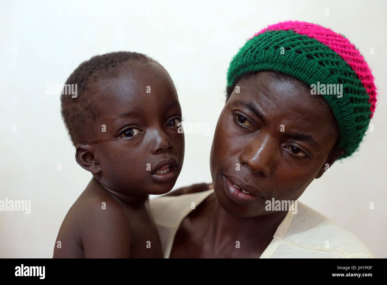 En Afrique, un enfant et sa mère. Le Togo. Banque D'Images