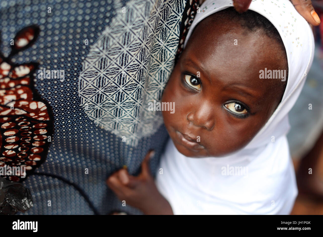 Jeune fille africaine et de sa mère. Le Togo. Banque D'Images