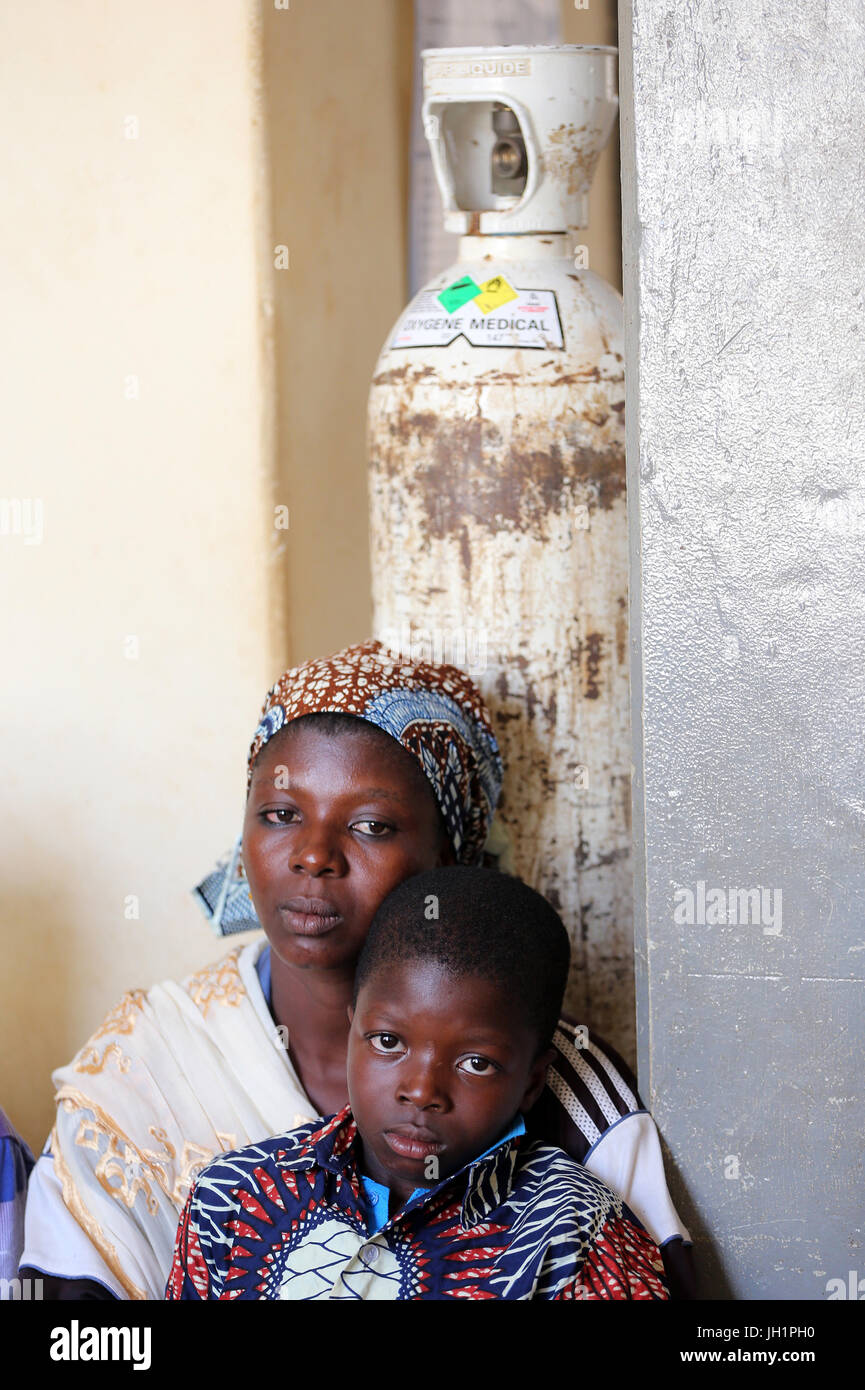 African boy malade à l'hôpital avec sa mère. Le Togo. Banque D'Images