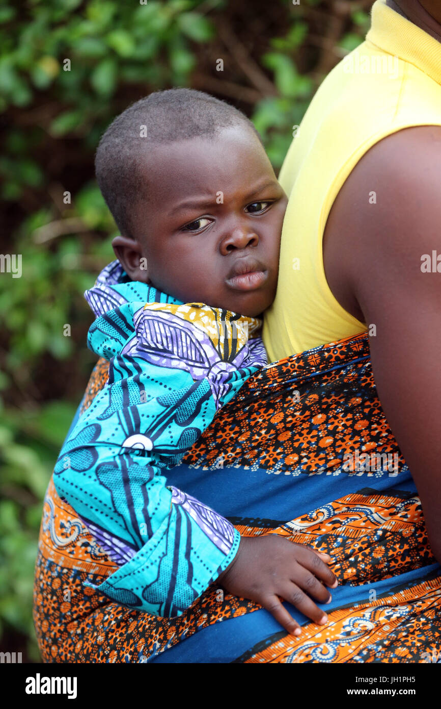 Bébé africain réalisé sur le dos de sa mère. Le Togo. Banque D'Images