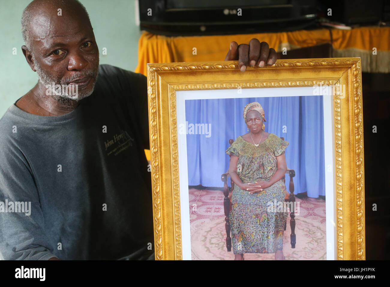 La photo montrant l'homme de sa mère. Le Togo. Banque D'Images