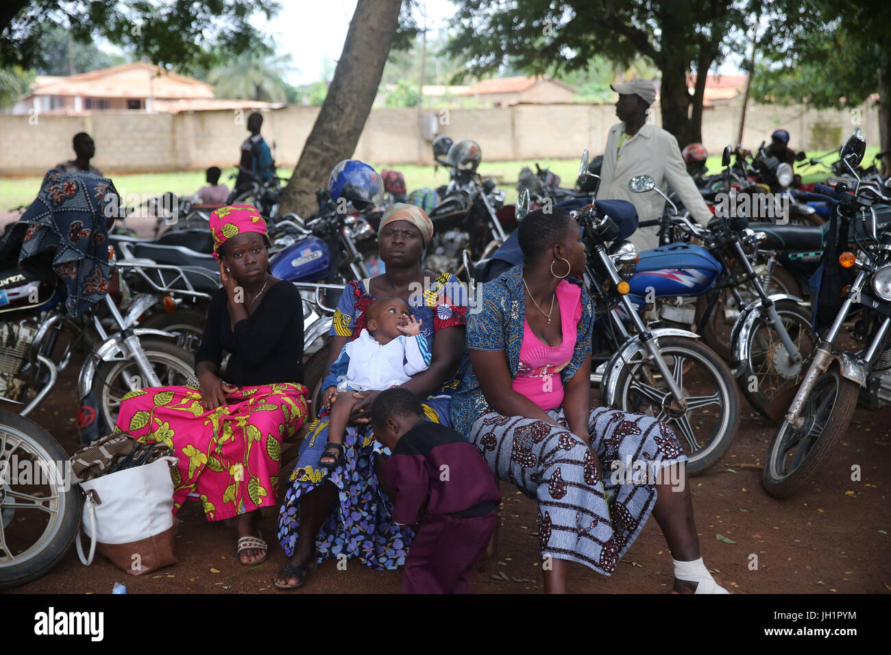 La vie du village africain. Les motos et les femmes. Le Togo. Banque D'Images