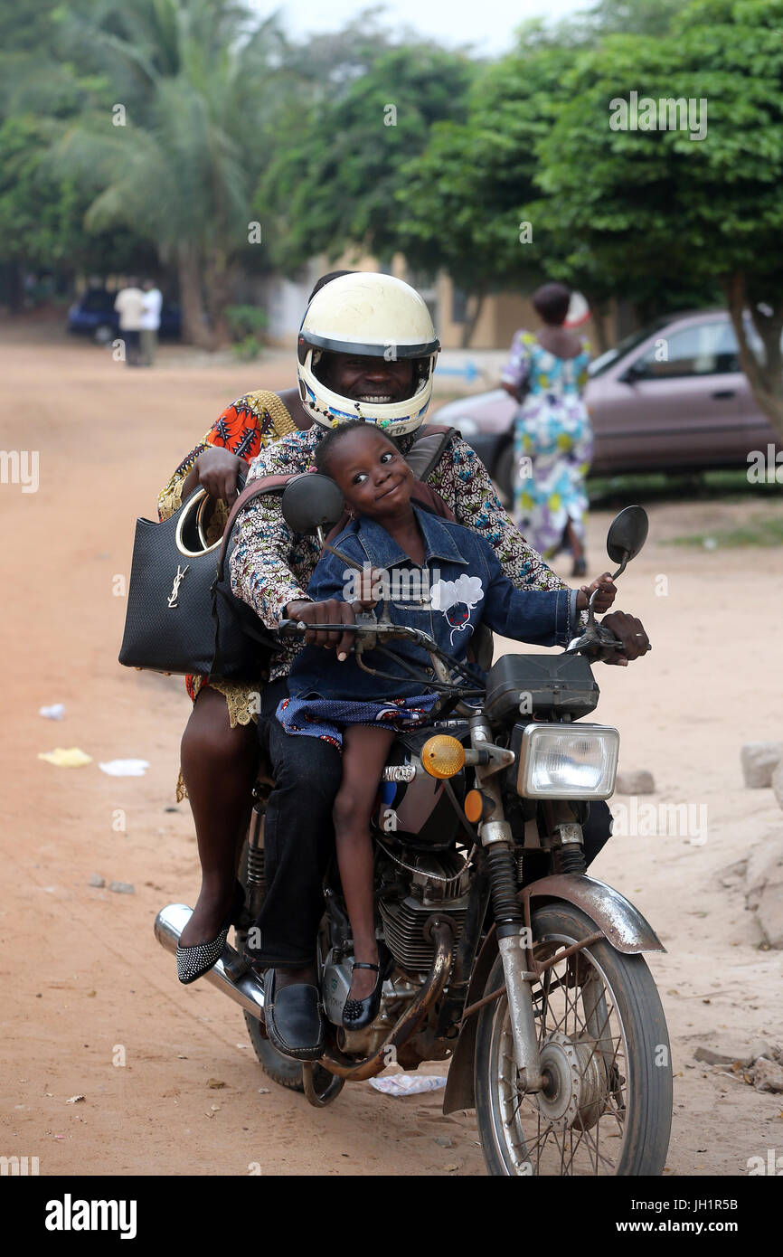 African family on motorbike Banque de photographies et d'images à haute  résolution - Alamy