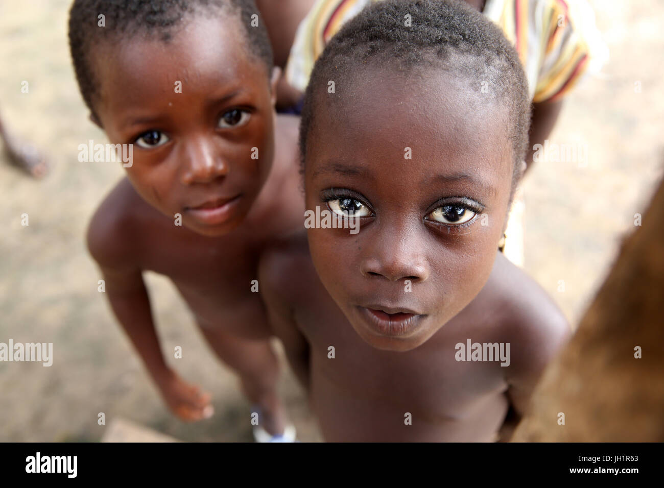 Enfants Africains dans un village. Le Togo. Banque D'Images