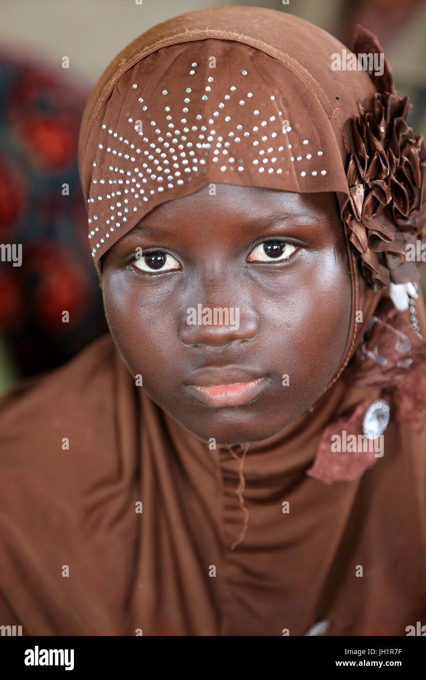 Africain girl wearing voile musulman ( hidjab ). Lome. Le Togo. Banque D'Images