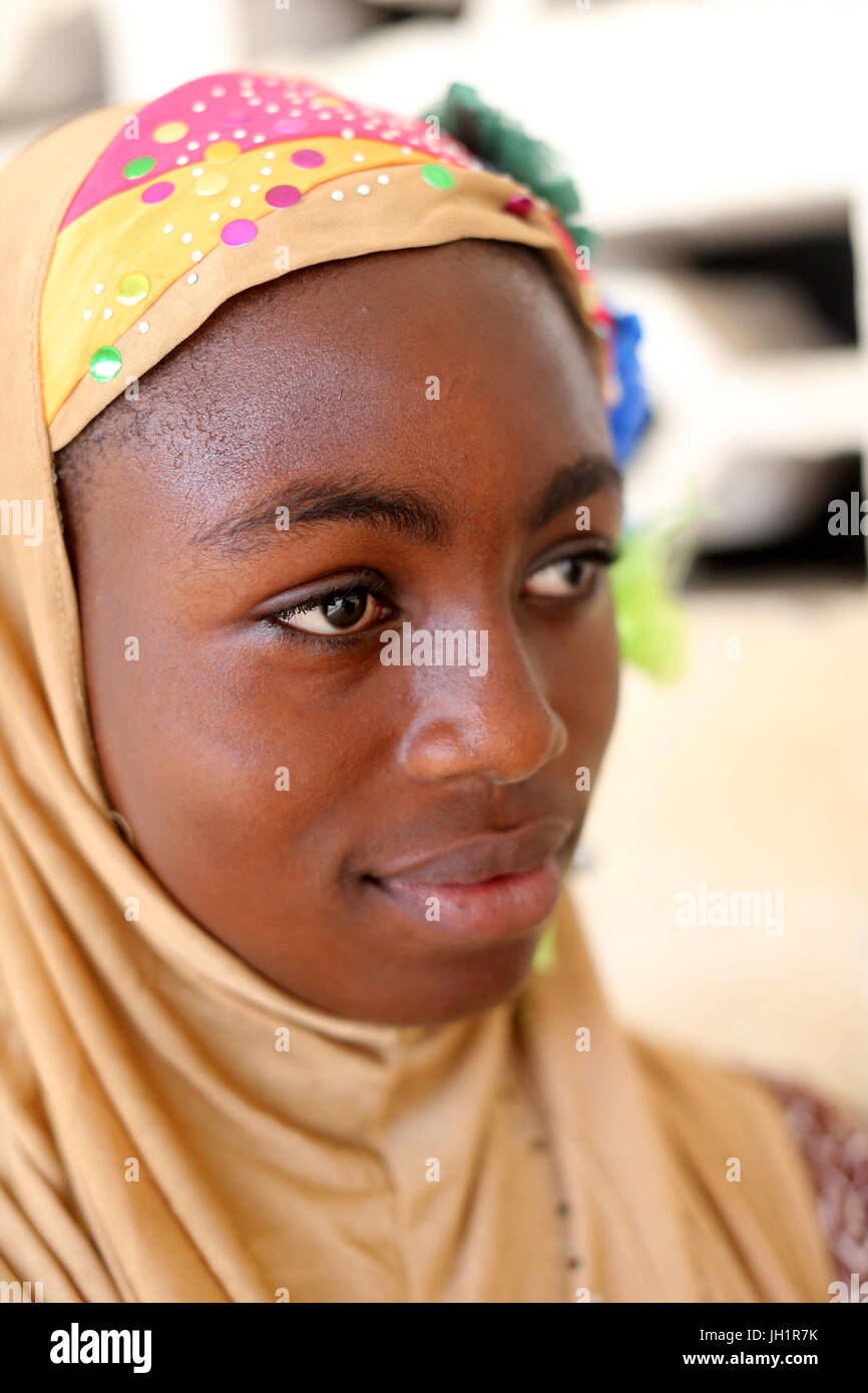 Africain girl wearing voile musulman ( hidjab ). Lome. Le Togo. Banque D'Images