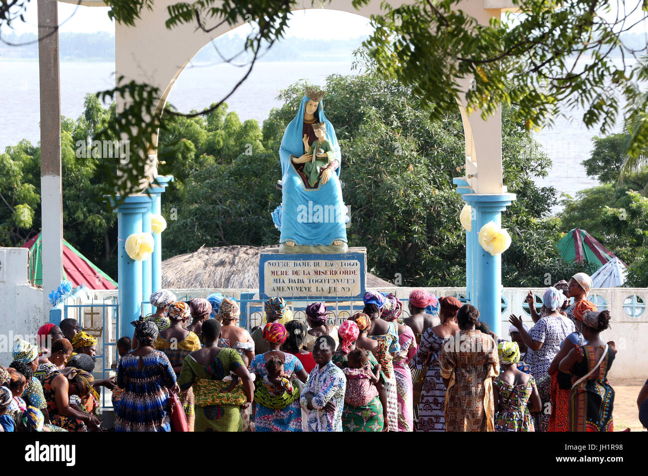 Sanctuaire marial notre Dame du lac Togo. Les femmes de prier la Vierge. Le Togo. Banque D'Images