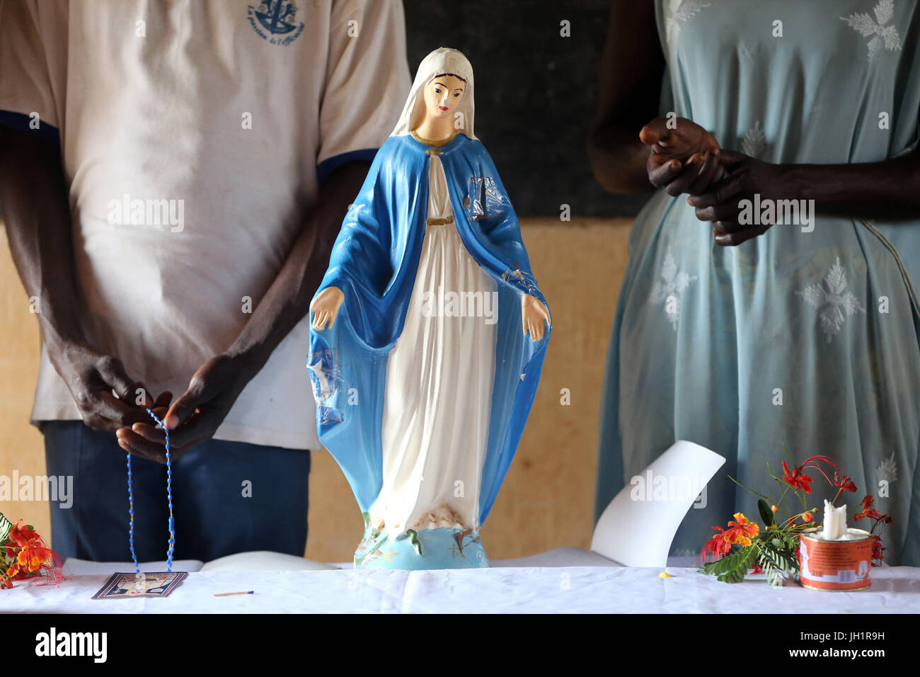 Les catholiques africains prier ensemble à l'église. Le Togo. Banque D'Images
