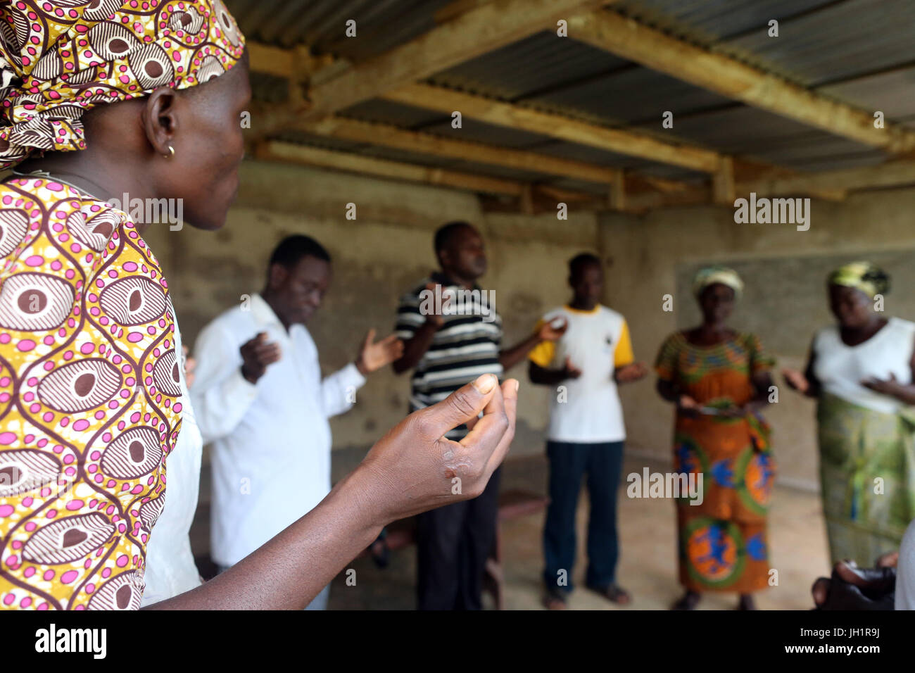 Les catholiques africains prier ensemble à l'église. Le Togo. Banque D'Images