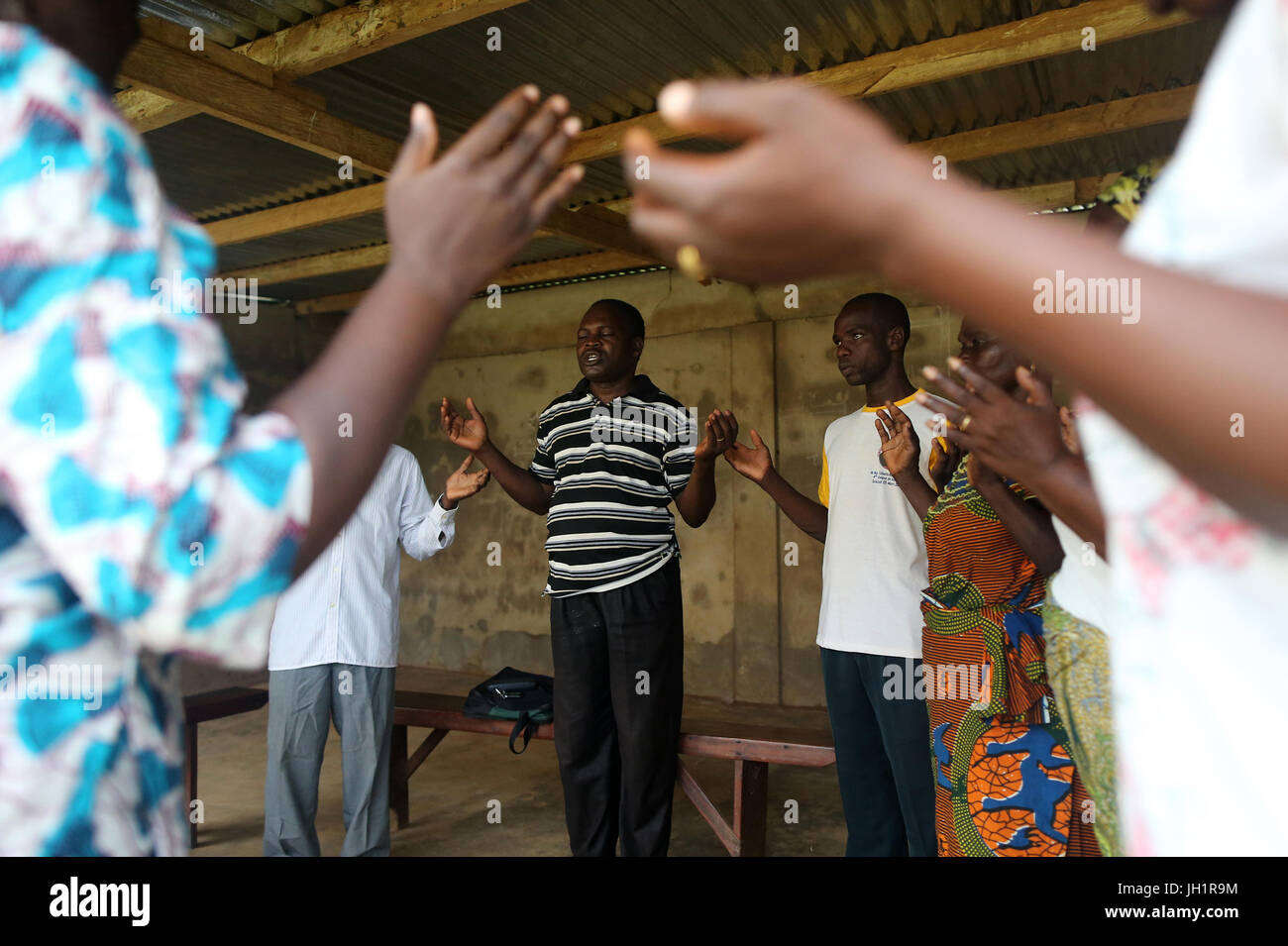 Les catholiques africains prier ensemble à l'église. Le Togo. Banque D'Images