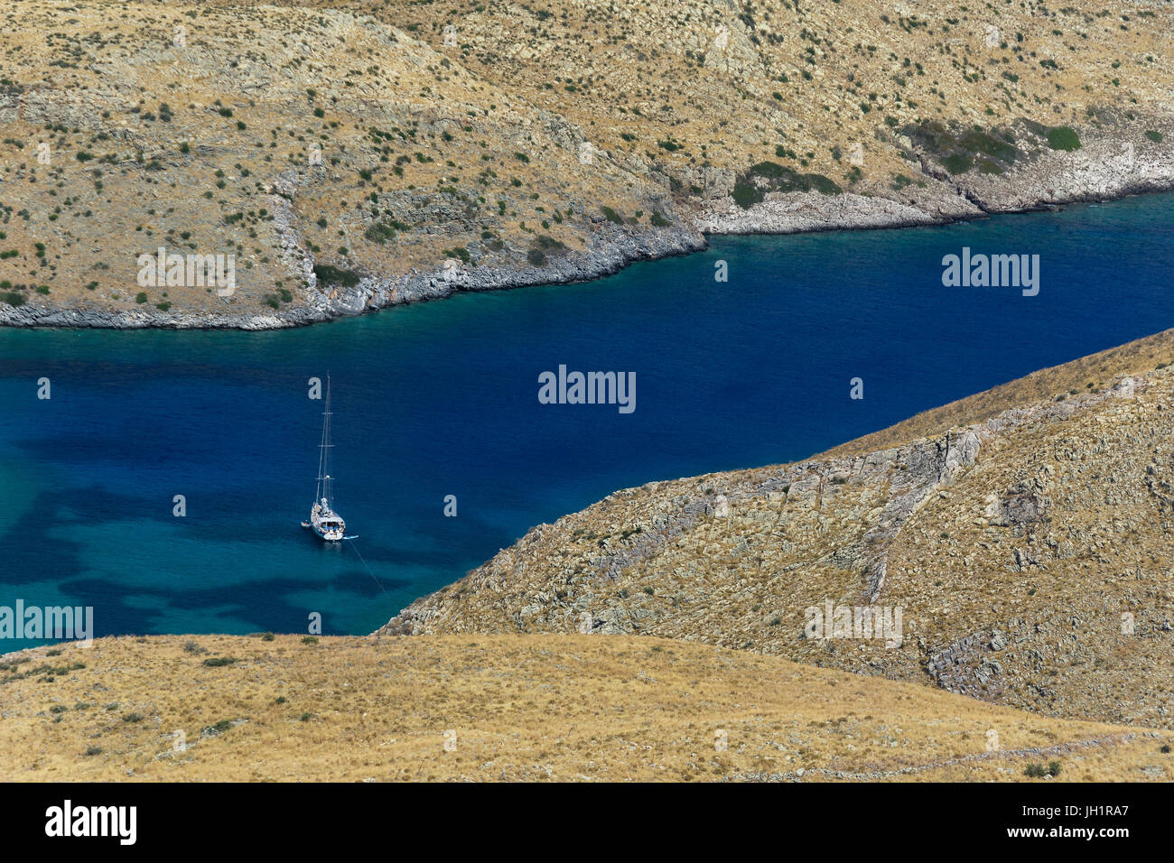 Voile bateau au mouillage dans une baie à Mani Banque D'Images