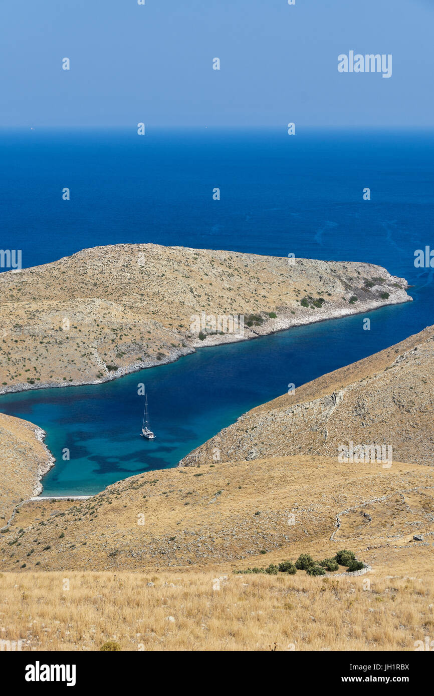 Voile bateau au mouillage dans une petite baie à Mani Banque D'Images
