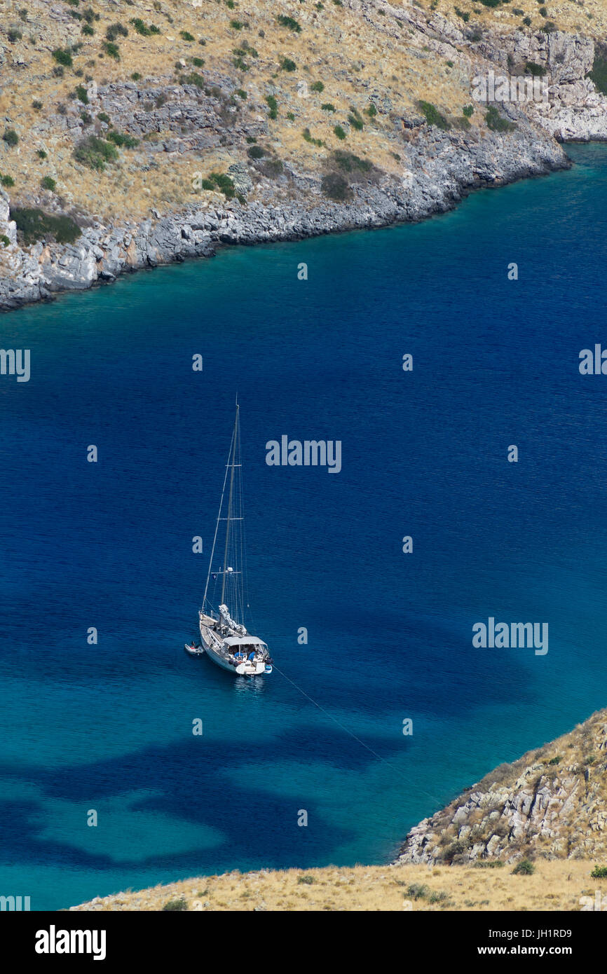 Voile bateau au mouillage dans une baie à Mani Banque D'Images