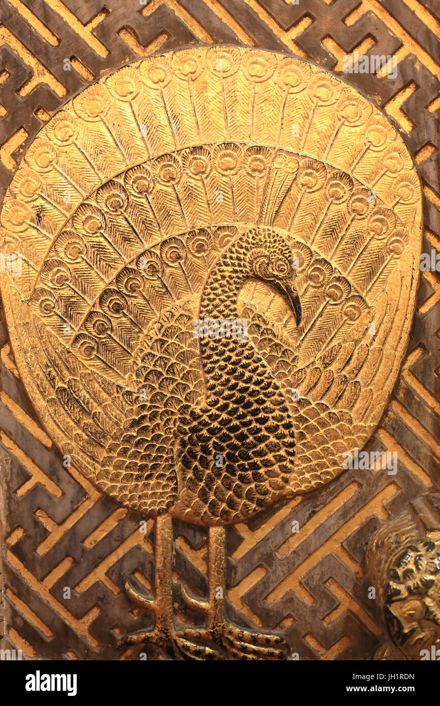 Peacock faisant roues latérales. La sculpture. Détail d'une porte sculptée wat. Wat Pho - Wat Phra Chettuphon. 1788. Bangkok. La Thaïlande. Banque D'Images