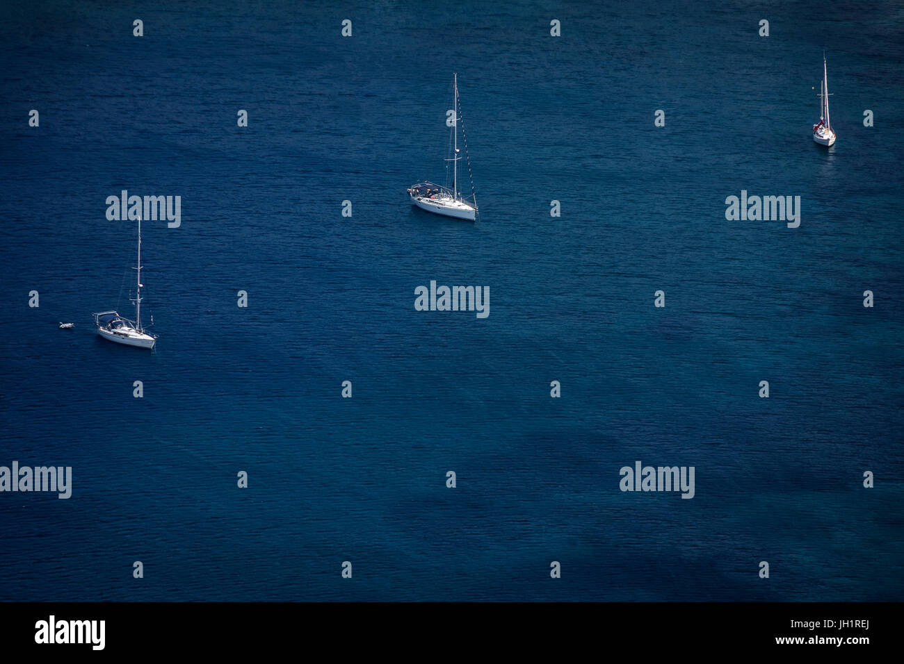 Trois voiliers au mouillage dans la baie de Porto Kagio Banque D'Images