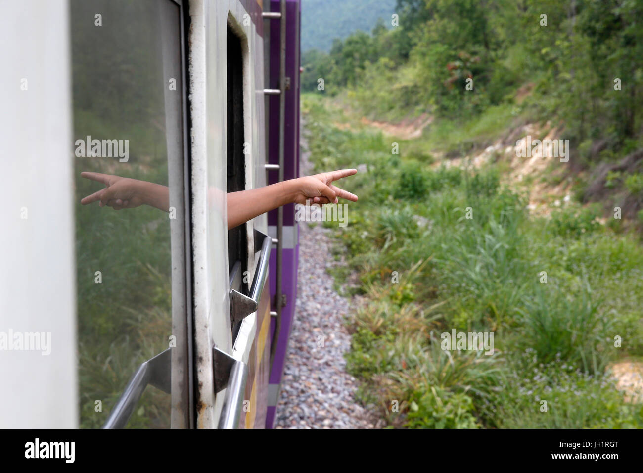 Garçon de 10 ans qui voyagent en train en Thaïlande. La Thaïlande. Banque D'Images