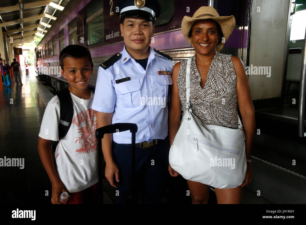 Voyageurs d'affaires et chef de bord à Chiang Mai railway station. La Thaïlande. Banque D'Images