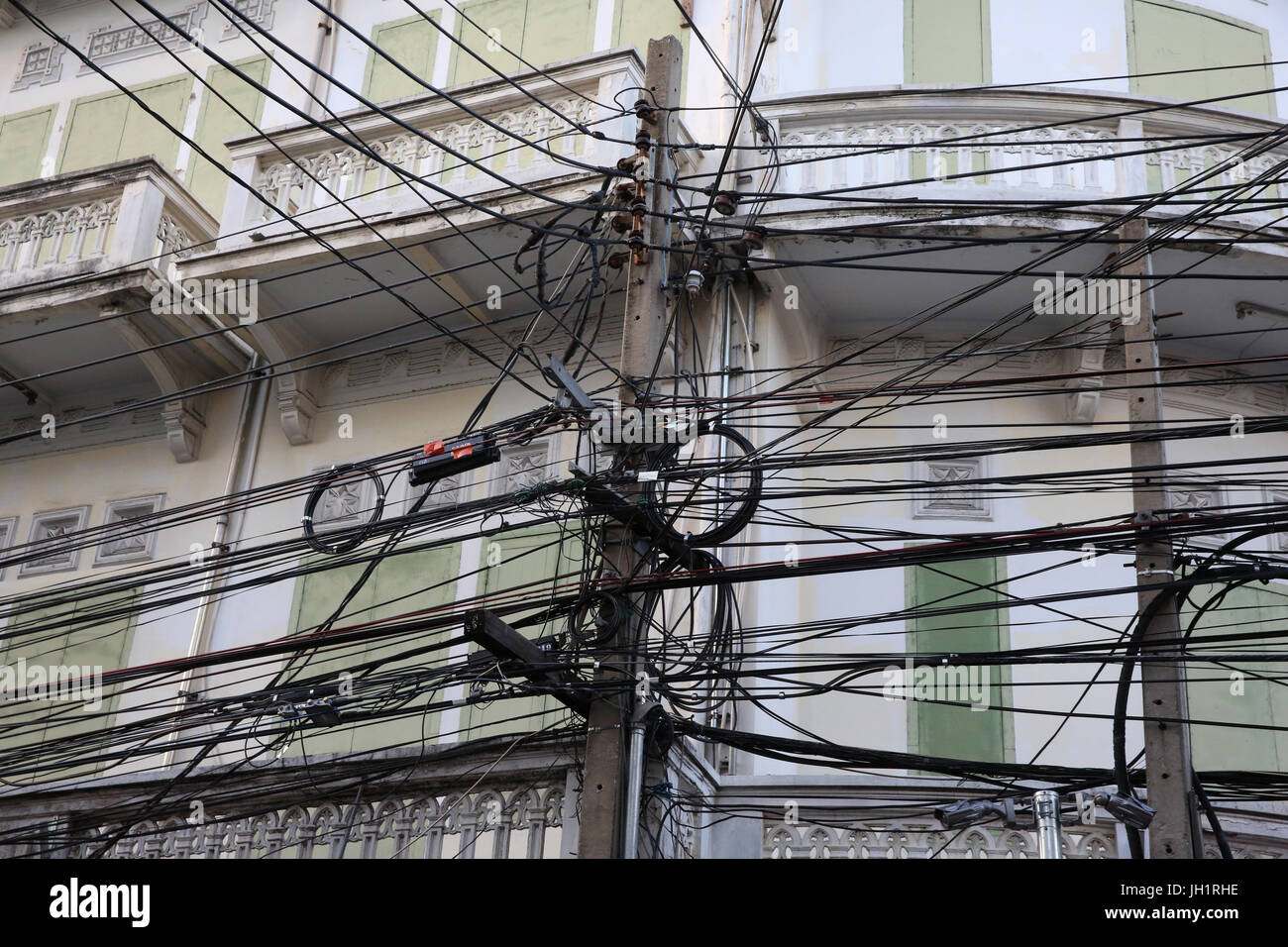 Les câbles d'alimentation à Bangkok. La Thaïlande. Banque D'Images
