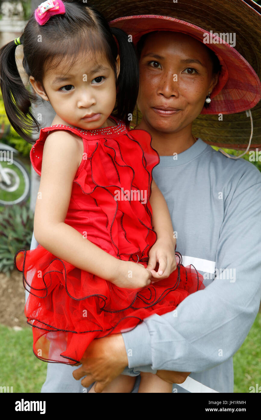 Thai femme transportant une fille. La Thaïlande. Banque D'Images