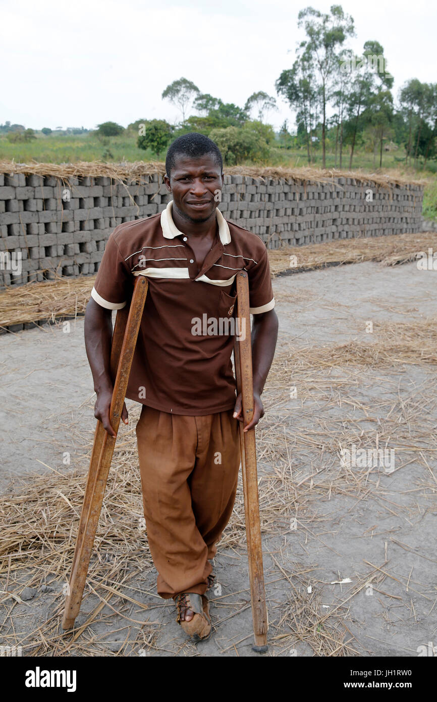 Barikrungi 4 Charles a reçu des prêts de Microfinance ENCOT. Il emploie 20 travailleurs sur son usine de briques. L'Ouganda. Banque D'Images