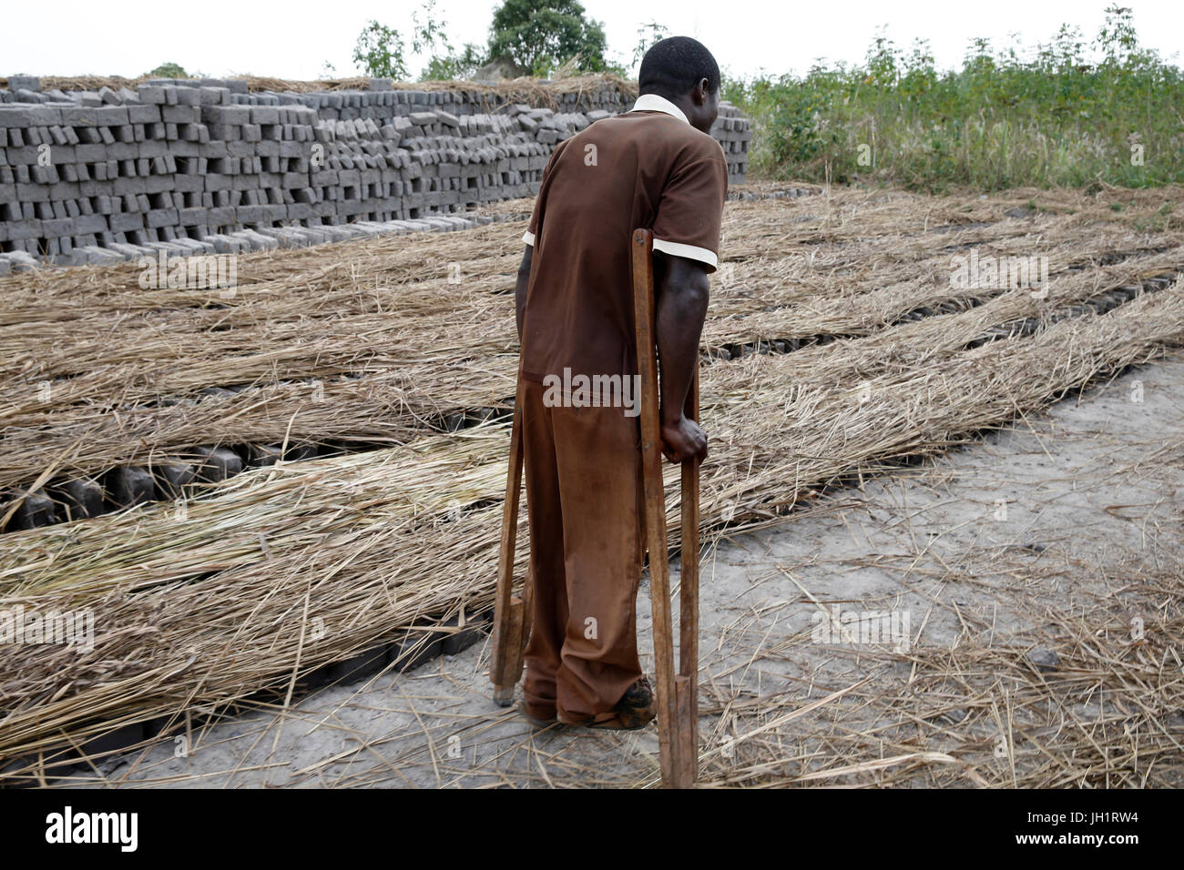 Barikrungi 4 Charles a reçu des prêts de Microfinance ENCOT. Il emploie 20 travailleurs sur son usine de briques. L'Ouganda. Banque D'Images