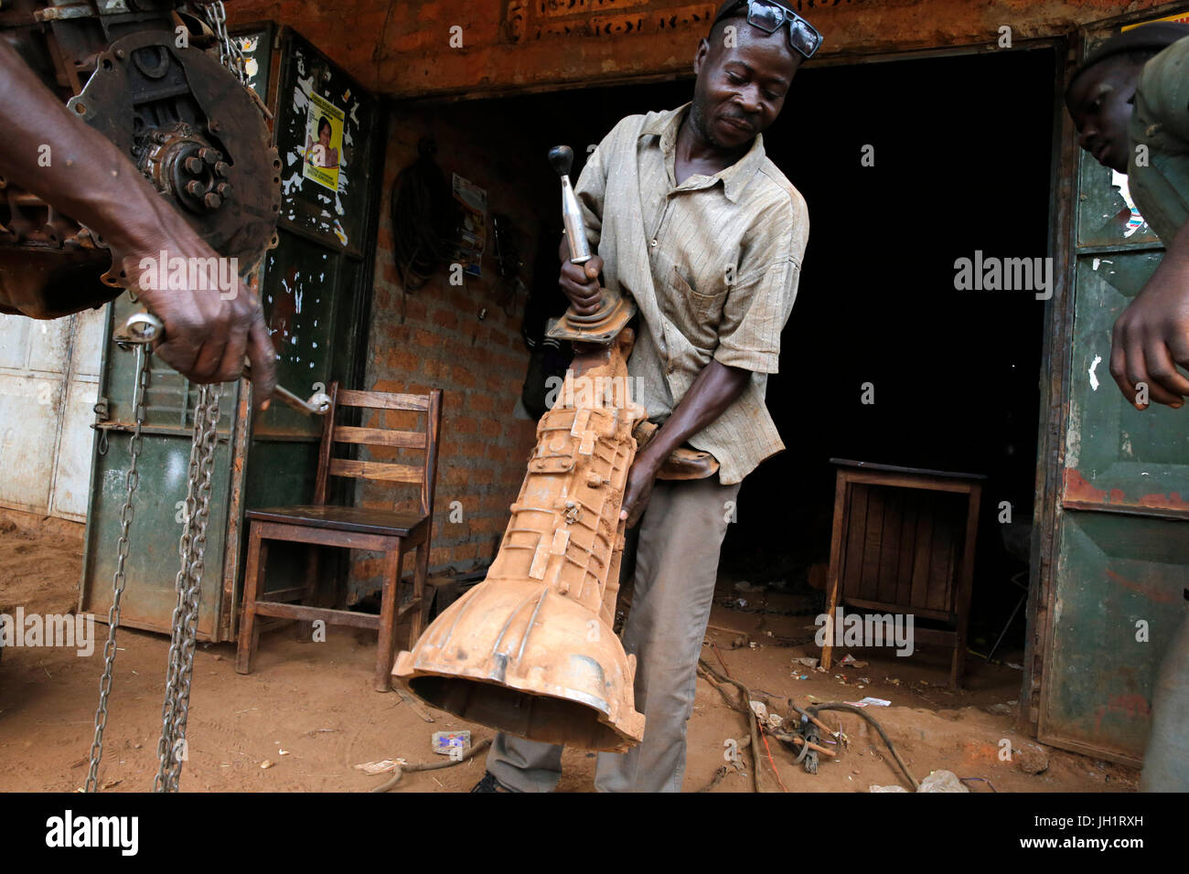 Mécaniciens travaillant dans un garage financé par un prêt de la microfinance ENCOT. L'Ouganda. Banque D'Images