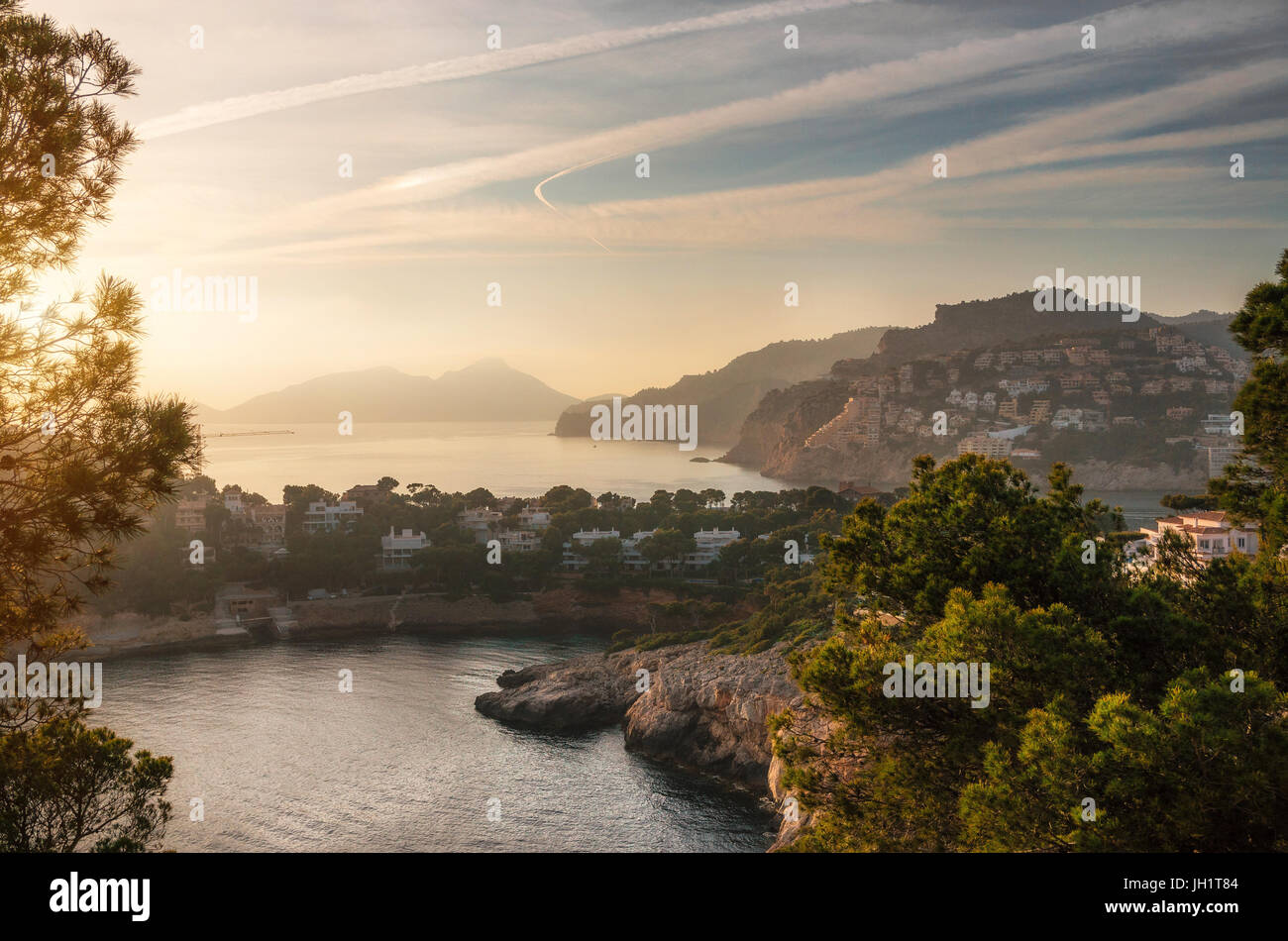 Vue aérienne du Village de Port Andratx et villas du cap de sa Mola au coucher du soleil, Majorque, Baleares, Espagne Banque D'Images