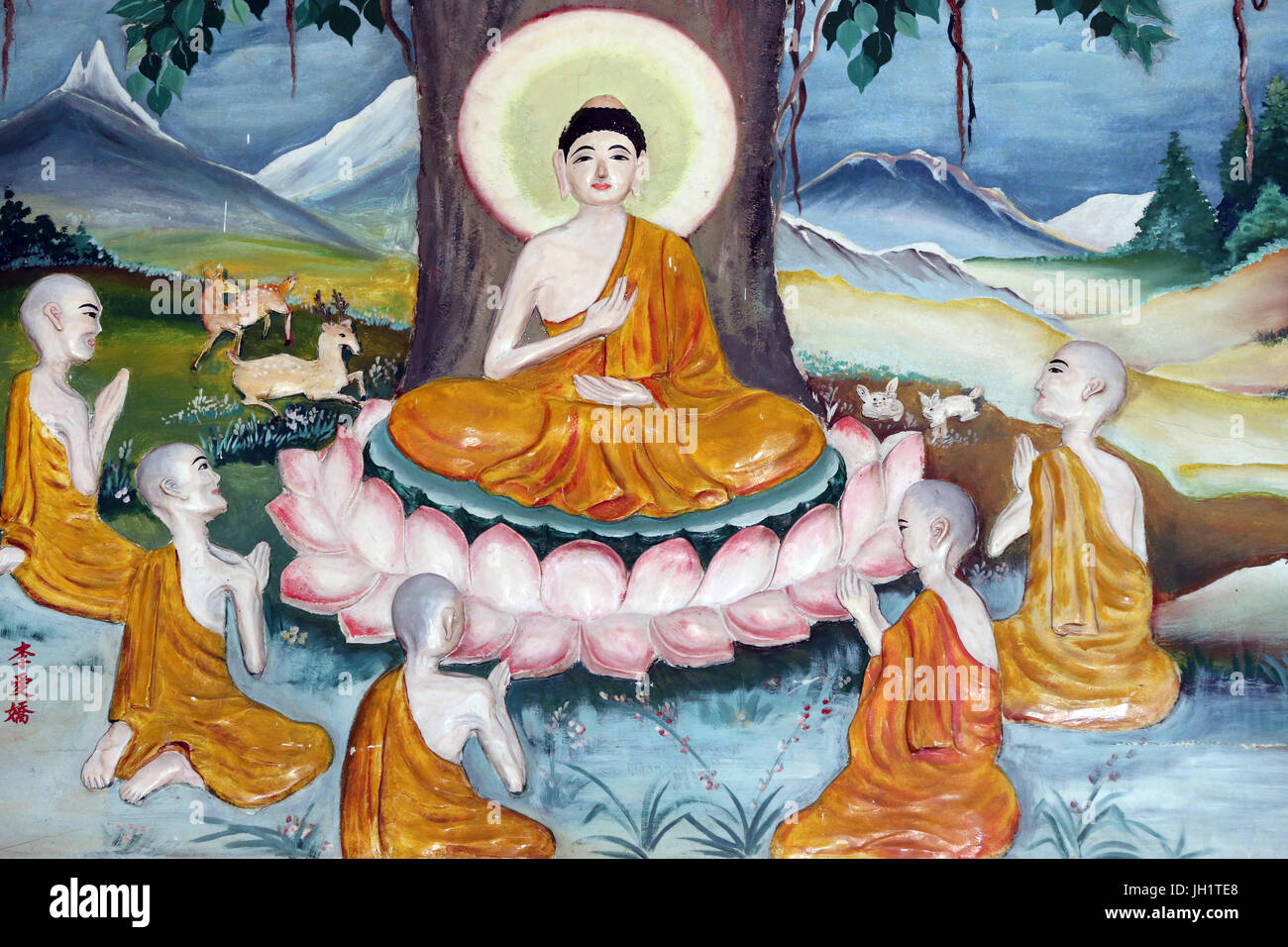 Quan Le suis Bo Tat temple (pagode des Bodhisattva Avalokitesvara). Le Bouddha Shakyamuni prêchant le sermon - la roue de la loi - à ses cinq disciples. Banque D'Images Quan Le suis Bo Tat temple (pagode des Bodhisattva Avalokitesvara). Le Bouddha Shakyamuni prêchant le sermon - la roue de la loi - à ses cinq disciples. Banque D'Images