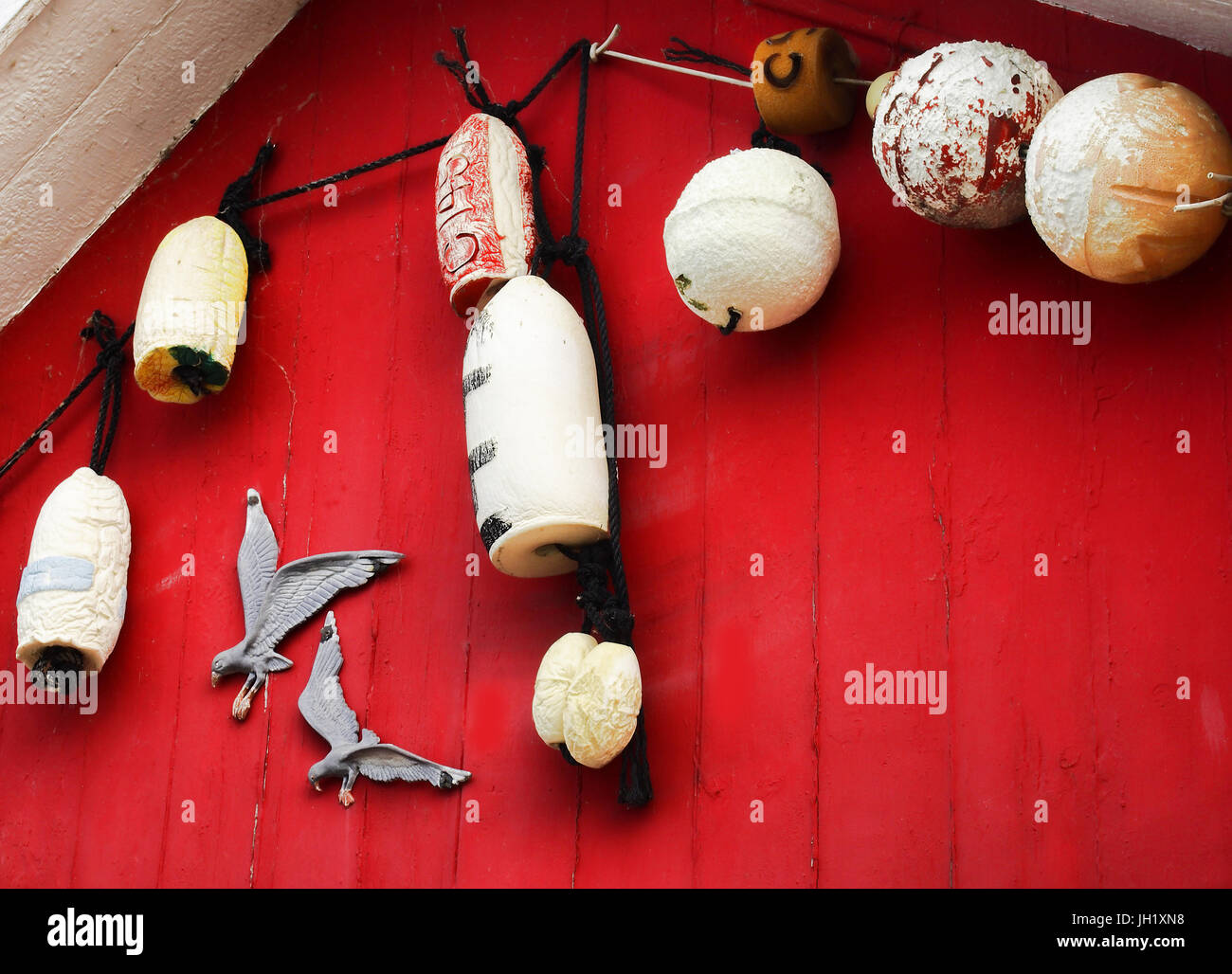 Décorations à thème nautique à l'extérieur d'un hangar à bateaux Banque D'Images