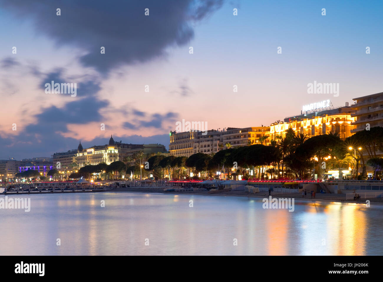 Promenade de la Croisette avec le célèbre hôtel Carlton et Martinez, Cannes, France Banque D'Images