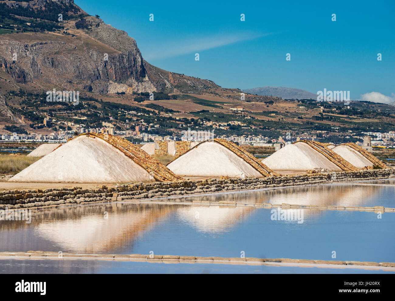 Des monticules de sel récoltés protectet avec tuiles au sel à la Nubie, au sud de Trapani, sur la côte ouest de la Sicile, en Italie. Banque D'Images