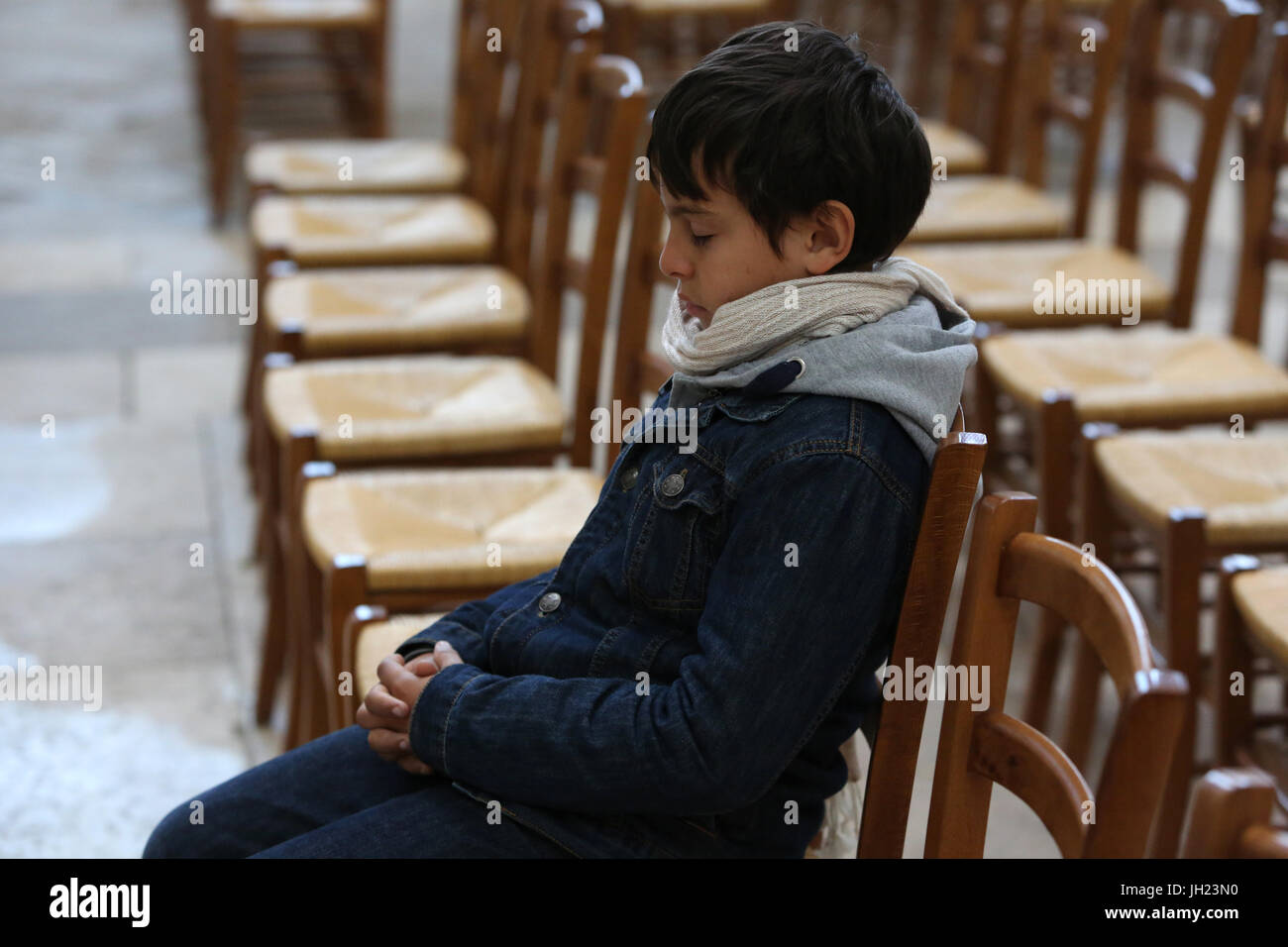 Garçon de 11 ans à l'église. La France. Banque D'Images