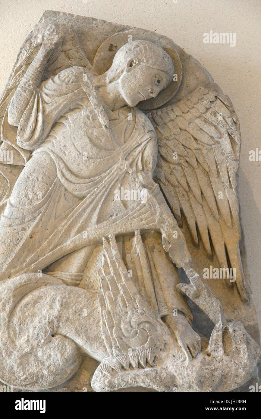 Musée du Louvre.. Saint Michel tuant le dragon. Tympan en pierre de Saint Michel, la chapelle Notre-Dame de Nevers abbaye. 12e siècle. Banque D'Images