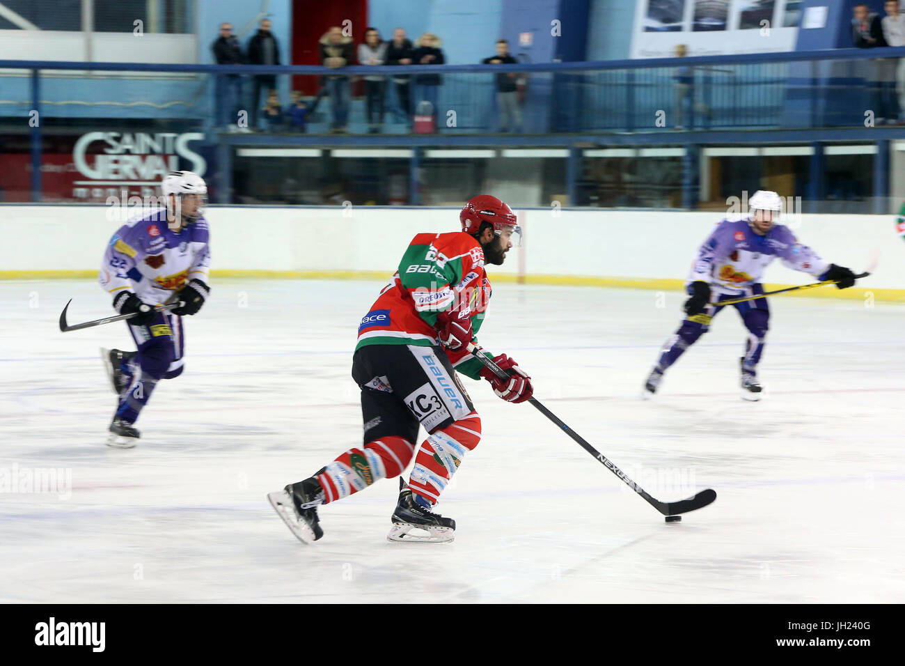 Match de hockey sur glace. Les joueurs en action. La France. Banque D'Images