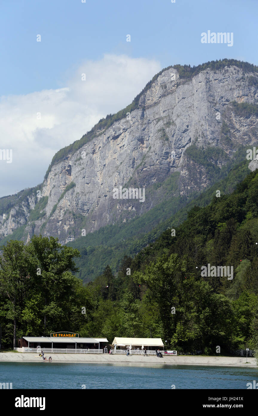 Alpes françaises. Le lac des Illettes. La France. Banque D'Images