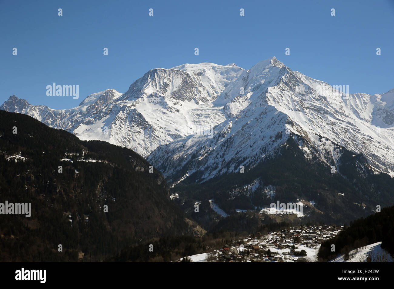 Alpes françaises. Massif du Mont-Blanc. Le Mont Blanc (4 810 m) est le point le plus élevé en Europe de l'ouest. Saint-Nicolas de Veroce village. La France. Banque D'Images