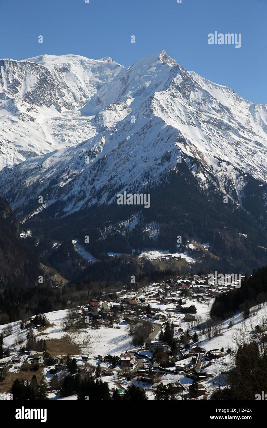 Alpes françaises. Massif du Mont-Blanc. Le Mont Blanc (4 810 m) est le point le plus élevé en Europe de l'ouest. Saint-Nicolas de Veroce village. La France. Banque D'Images