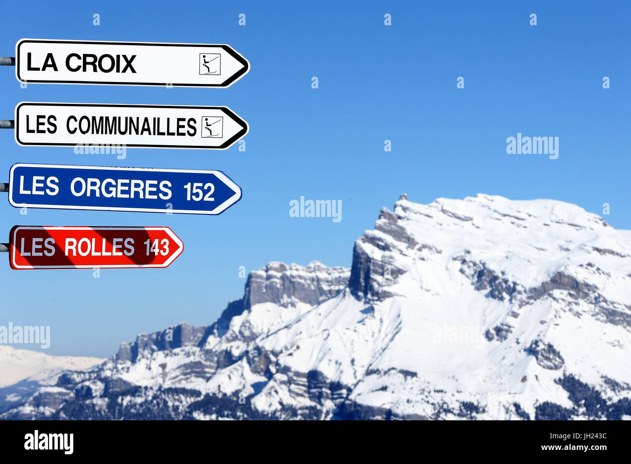 Alpes françaises. Panneau routier dans le ski. La France. Banque D'Images