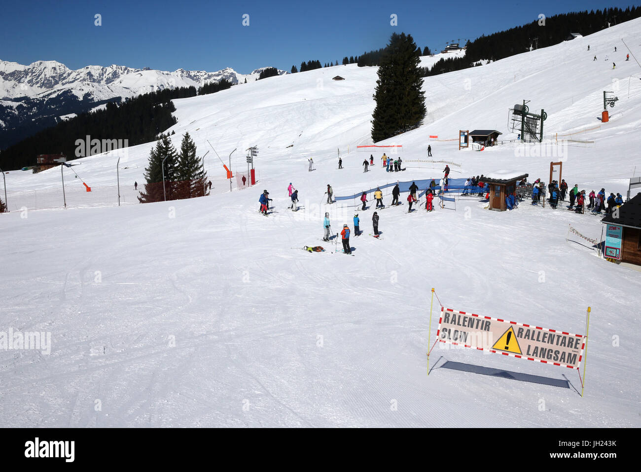 Alpes françaises. Les skieurs lents signe. La France. Banque D'Images