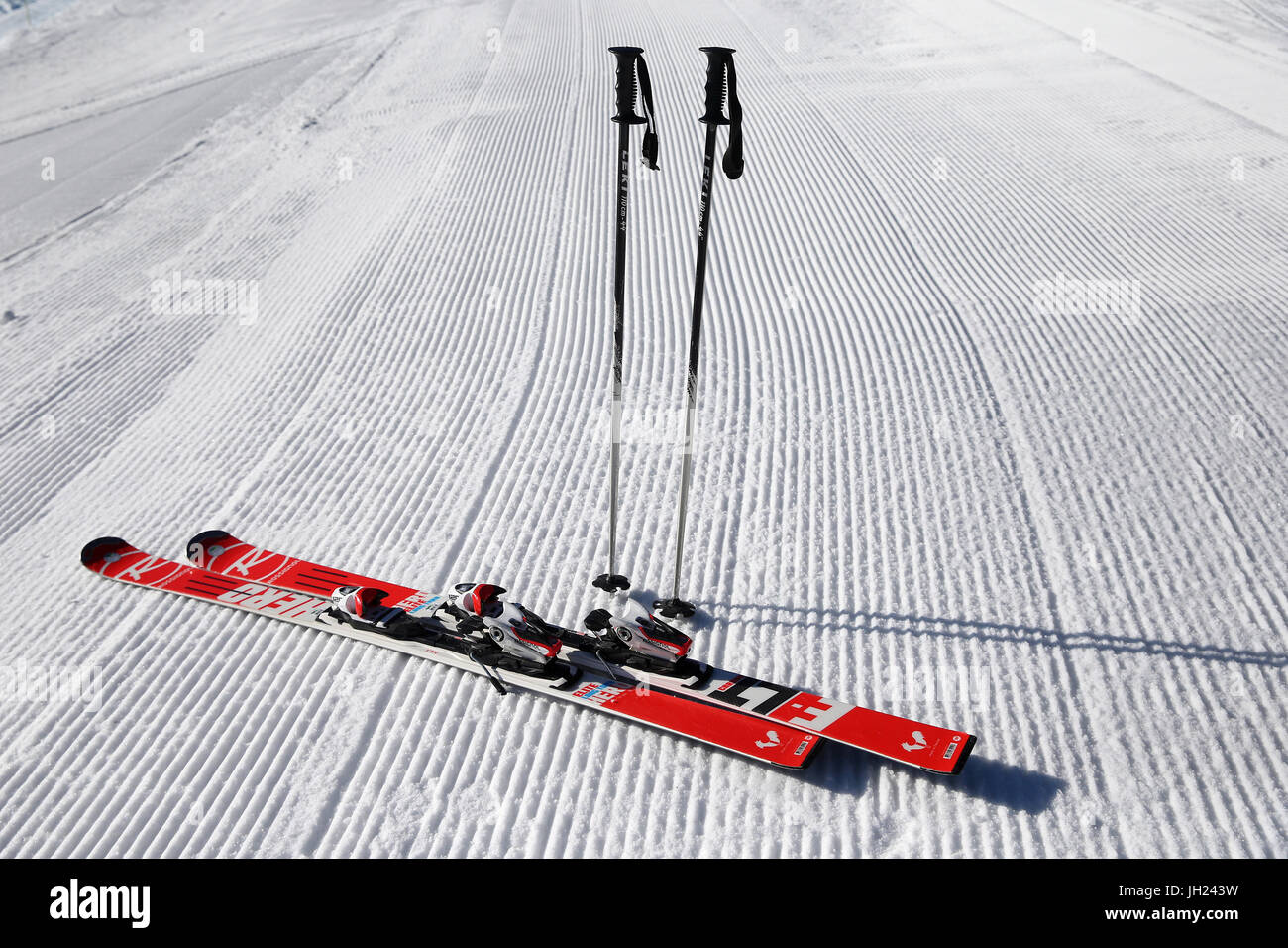 Alpes françaises. Skis et bâtons coincé dans la neige. Pistes de ski damées France. Banque D'Images