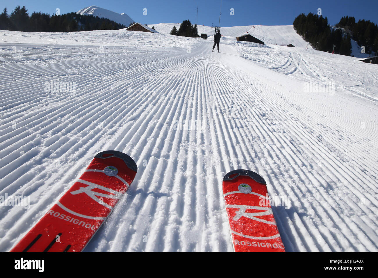Alpes françaises. Paire de ski de rouge dans la neige. La France. Banque D'Images