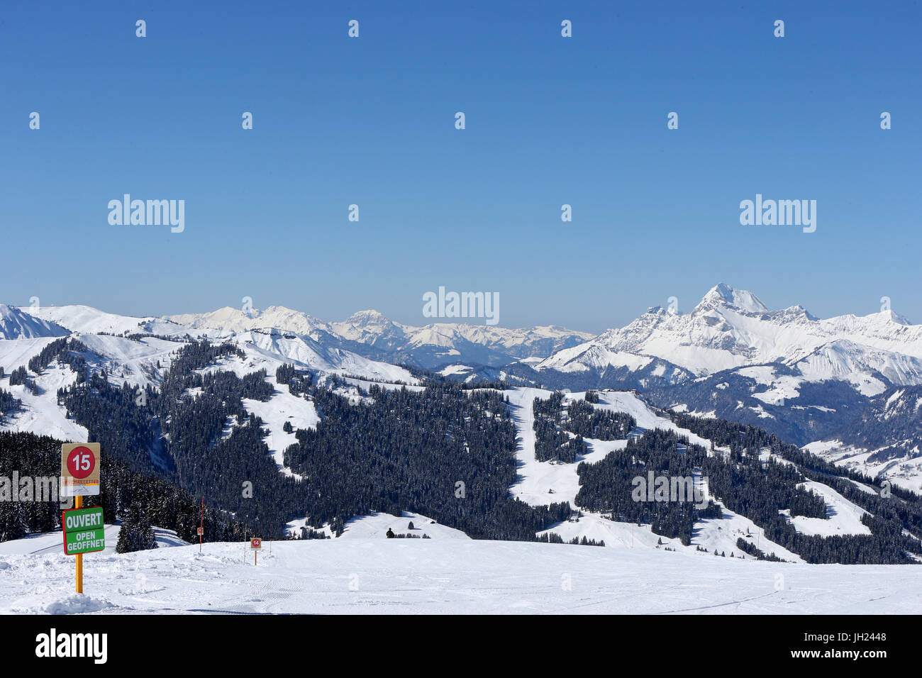 Alpes françaises. Massif du Mont-Blanc. Panneau routier dans le ski. La France. Banque D'Images