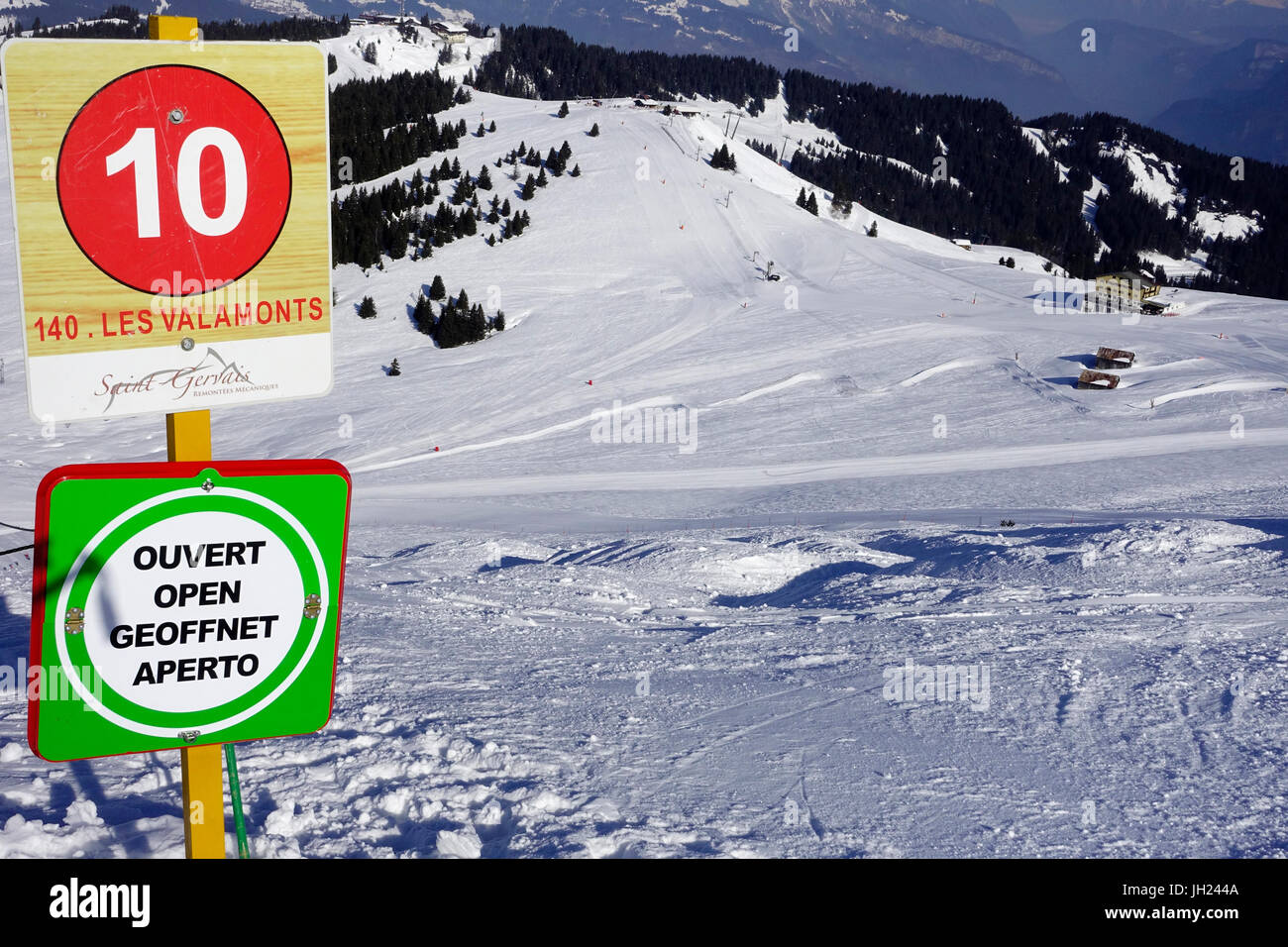 Alpes françaises. Massif du Mont-Blanc. Panneau routier dans le ski. Pente ouvert. La France. Banque D'Images