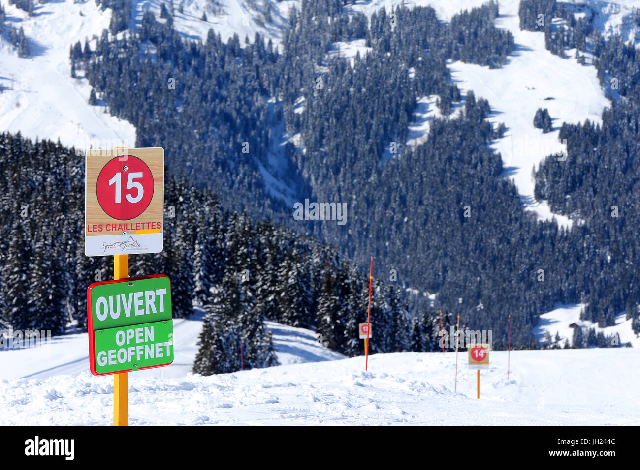Alpes françaises. Massif du Mont-Blanc. Panneau routier dans le ski. Pente ouvert. La France. Banque D'Images