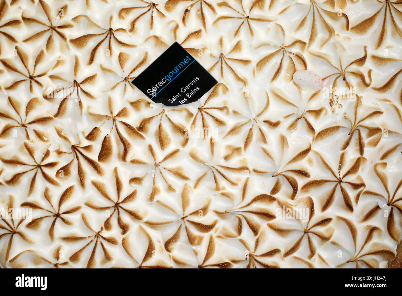 Boulangerie. Tarte au citron avec la crème fouettée. La France. Banque D'Images