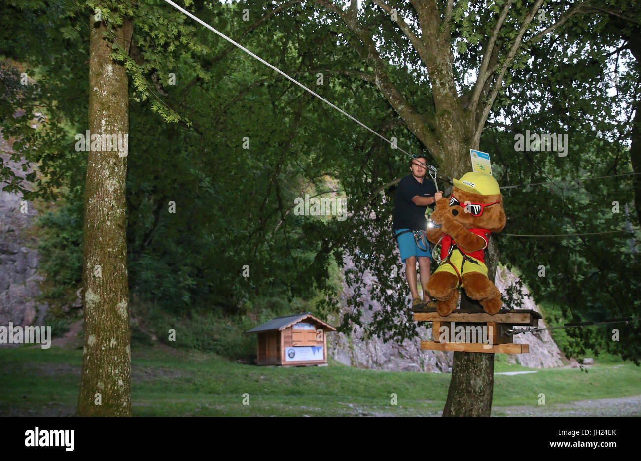 Parc aventure dans les bois. Charlotte la Marmotte mascotte de Saint-Gervais. La France. Banque D'Images