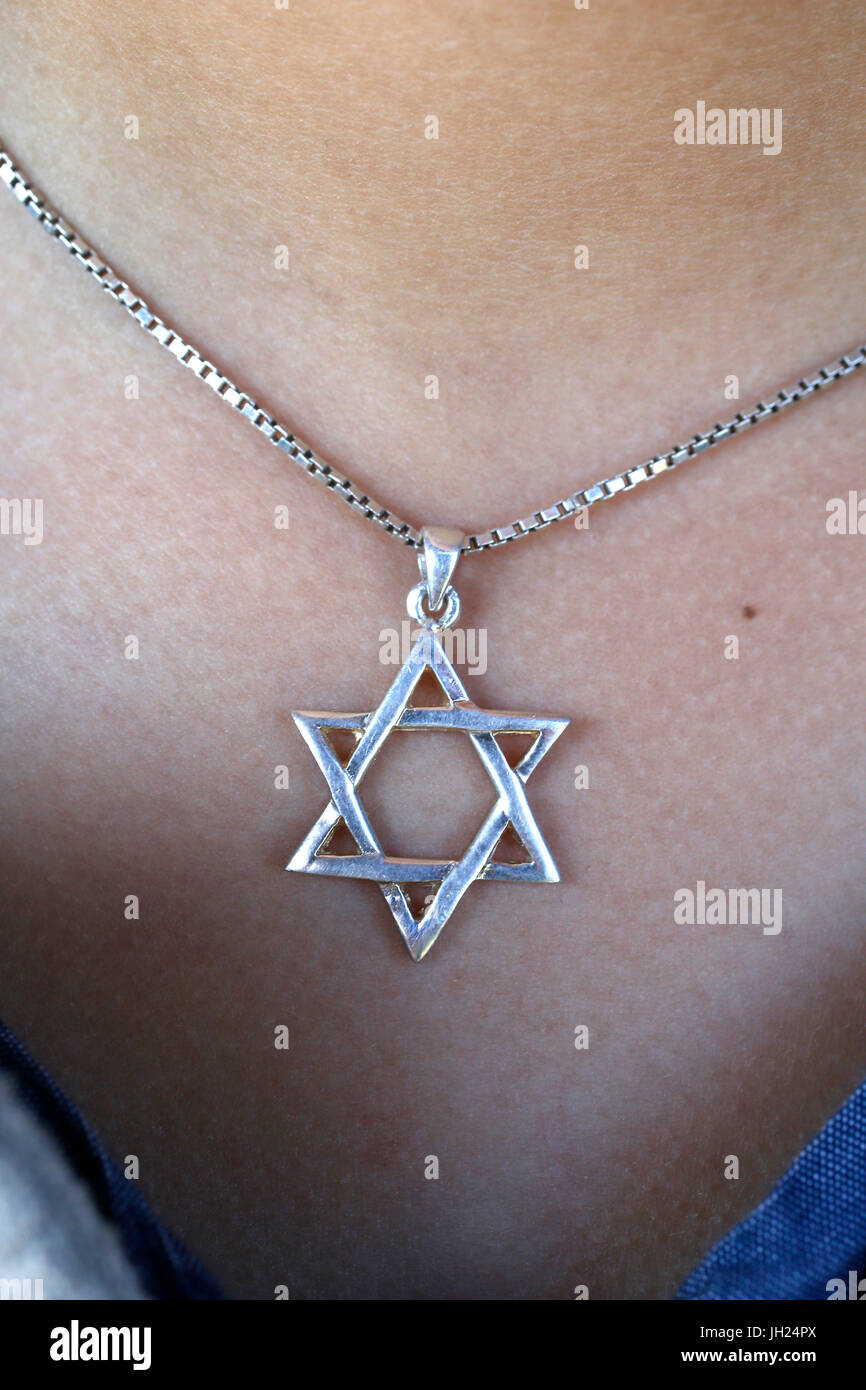 Garçon portant une étoile de David en pendentif. Banque D'Images